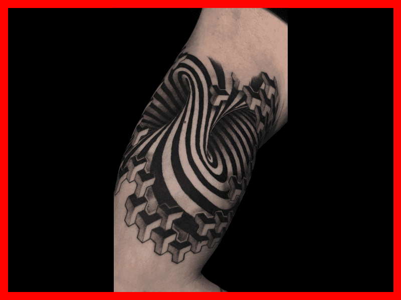 Geometrische optische illusie tattoo met draaikolk en 3D kubussen op bovenarm.