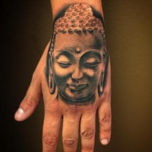 Realistisch Boeddha hoofd op de hand.