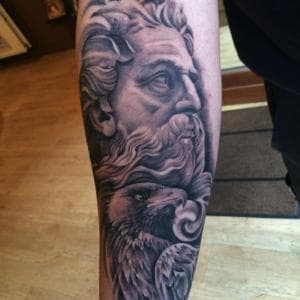 Realistisch portret van Zeus en een adelaar op de onderarm.
