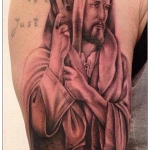 Zwart-wit portret van Jezus met een lam op de schouder.