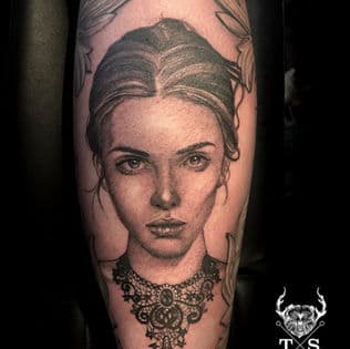 Realistisch portret van een vrouw met een gedetailleerde kanten ketting.