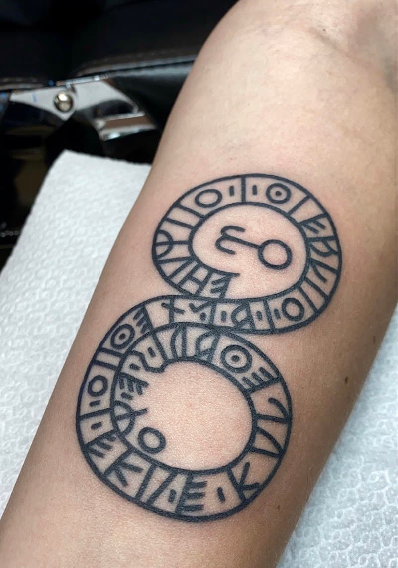 Zwarte lijntekening van een slang in een achtvorm met runen.