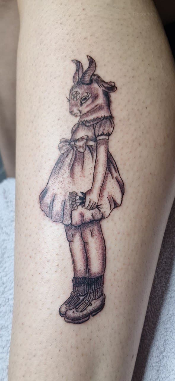 Illustratieve tattoo van een geit-meisje in een jurk met bloemen.