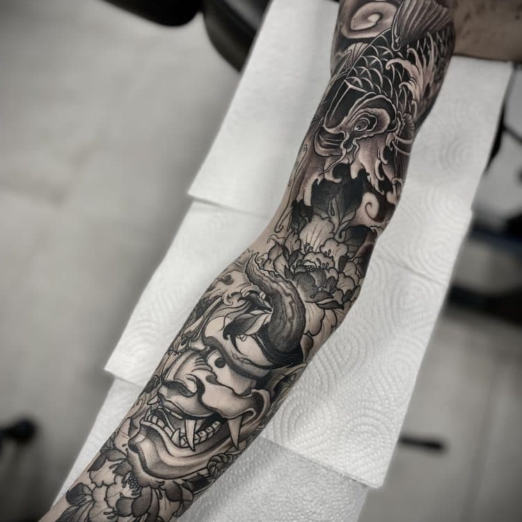 Zwart-wit Japanse sleeve met Hannya masker, koi karper en bloemen.