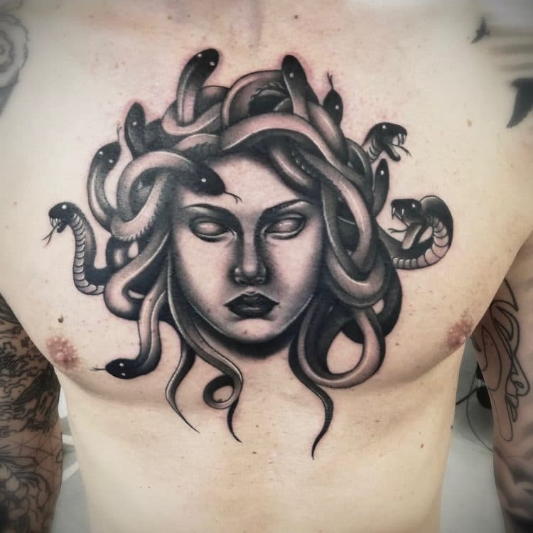 Zwart-wit Medusa portret met slangenhaar op de borst.