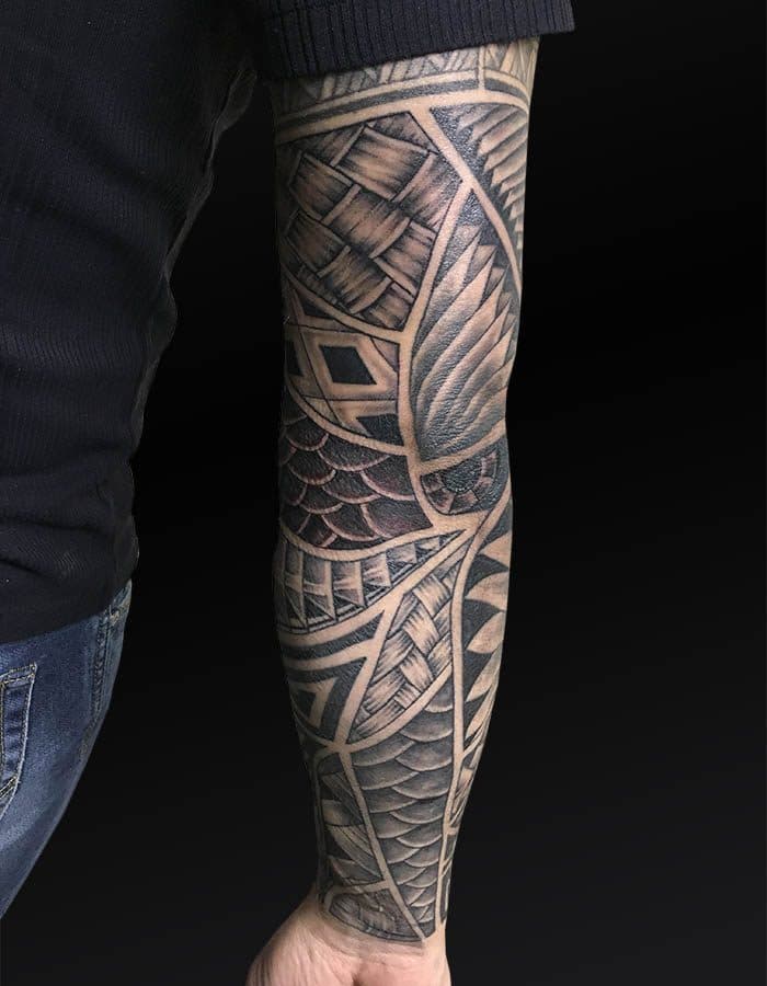Grote Polynesische tribal sleeve tattoo op de hele arm.