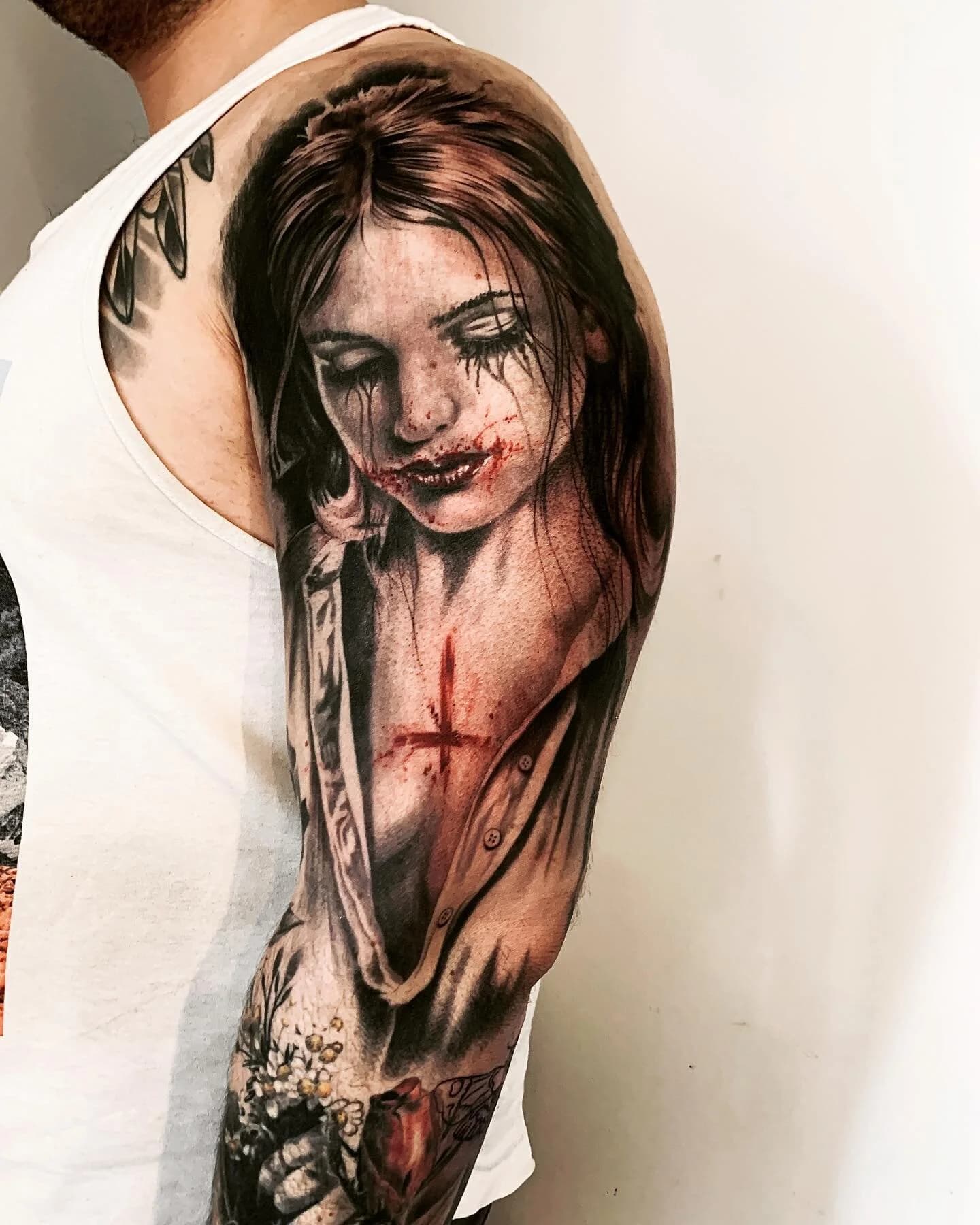 Realistisch portret van een vrouw met bloed en omgekeerd kruis op bovenarm.