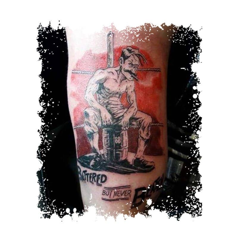 Illustratieve tattoo van een oude bokser op een kruk met tekst "BATTERED BUT NEVER BEATEN".