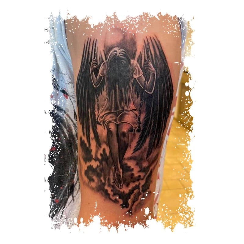 Blackwork tattoo van een gevleugelde vrouw op een schommel.