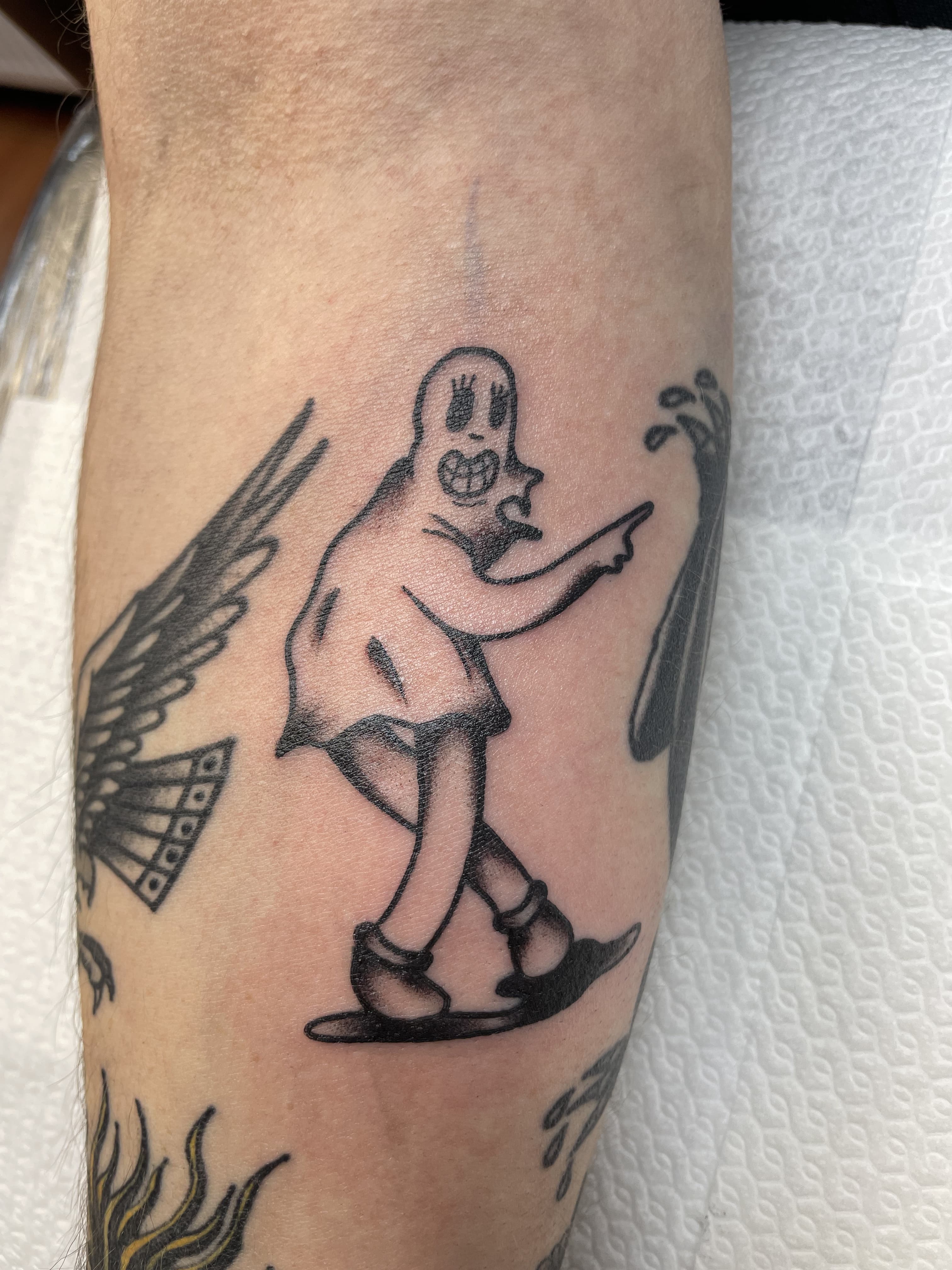 Zwart-wit cartoon spook op skateboard, traditionele stijl.