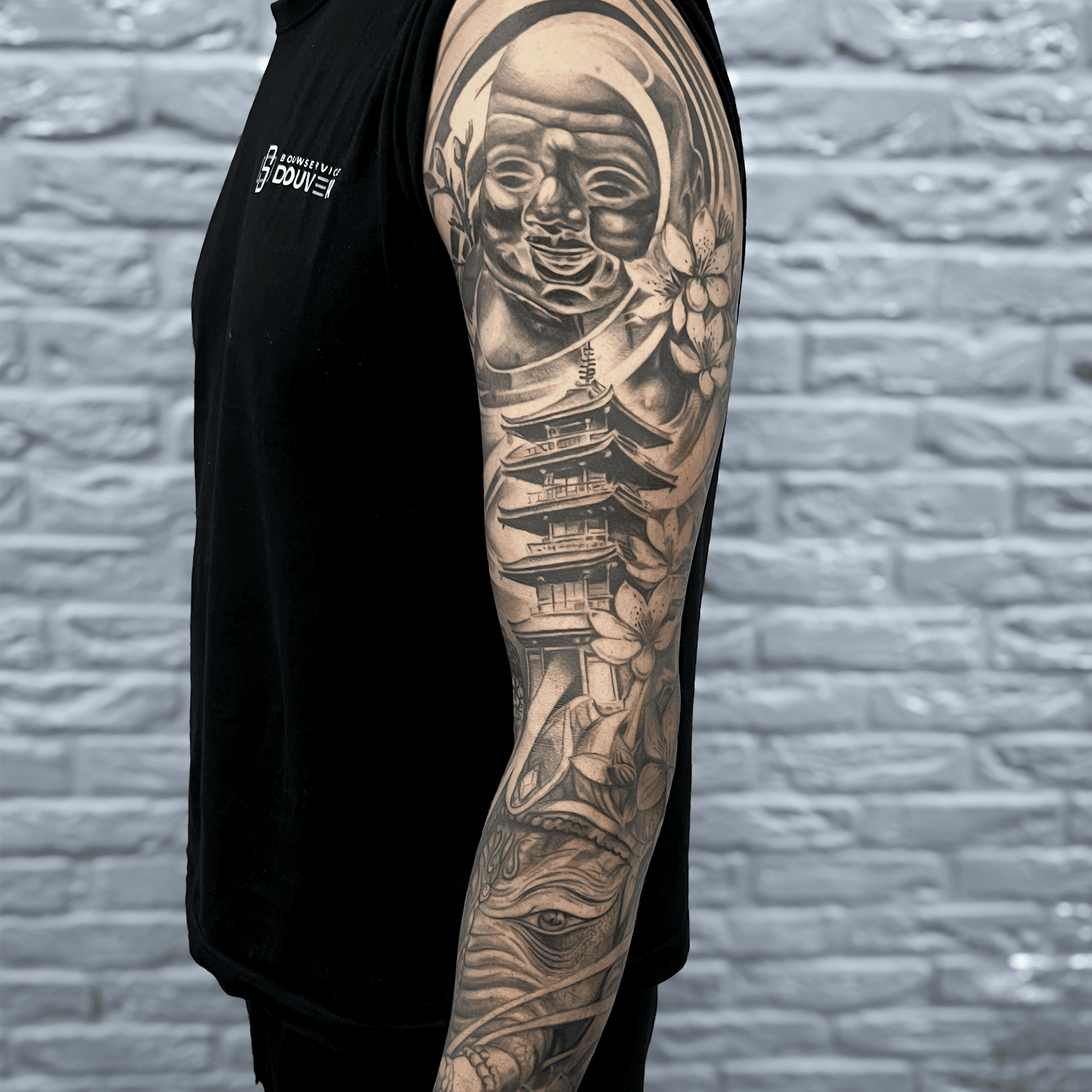 Zwart-wit sleeve met Boeddha, pagode en bloemen.