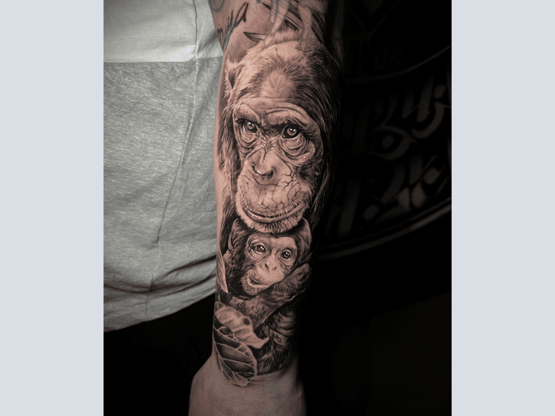 Realistische chimpansee met jong op onderarm.