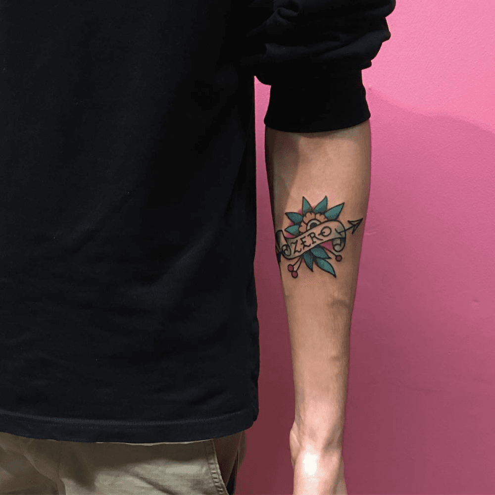 Traditionele bloem met pijl en 'ZERO' banner op onderarm.