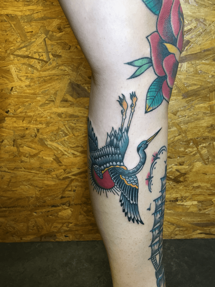 Traditionele kraanvogel tattoo op onderbeen.