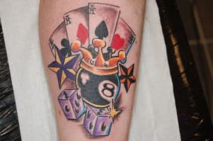 Kleurrijke tattoo met speelkaarten, 8-ball, kroon, dobbelstenen en sterren.