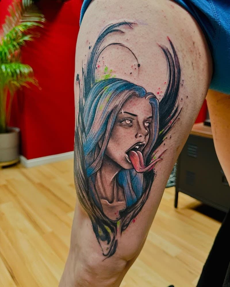 Illustratief portret van een vrouw met blauw haar en lange tong op bovenbeen.