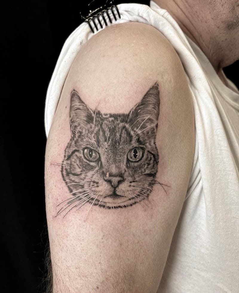 Realistisch portret van een cyperse kat op de bovenarm.