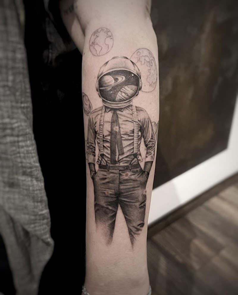 Astronaut in pak met planeten in helm op onderarm.