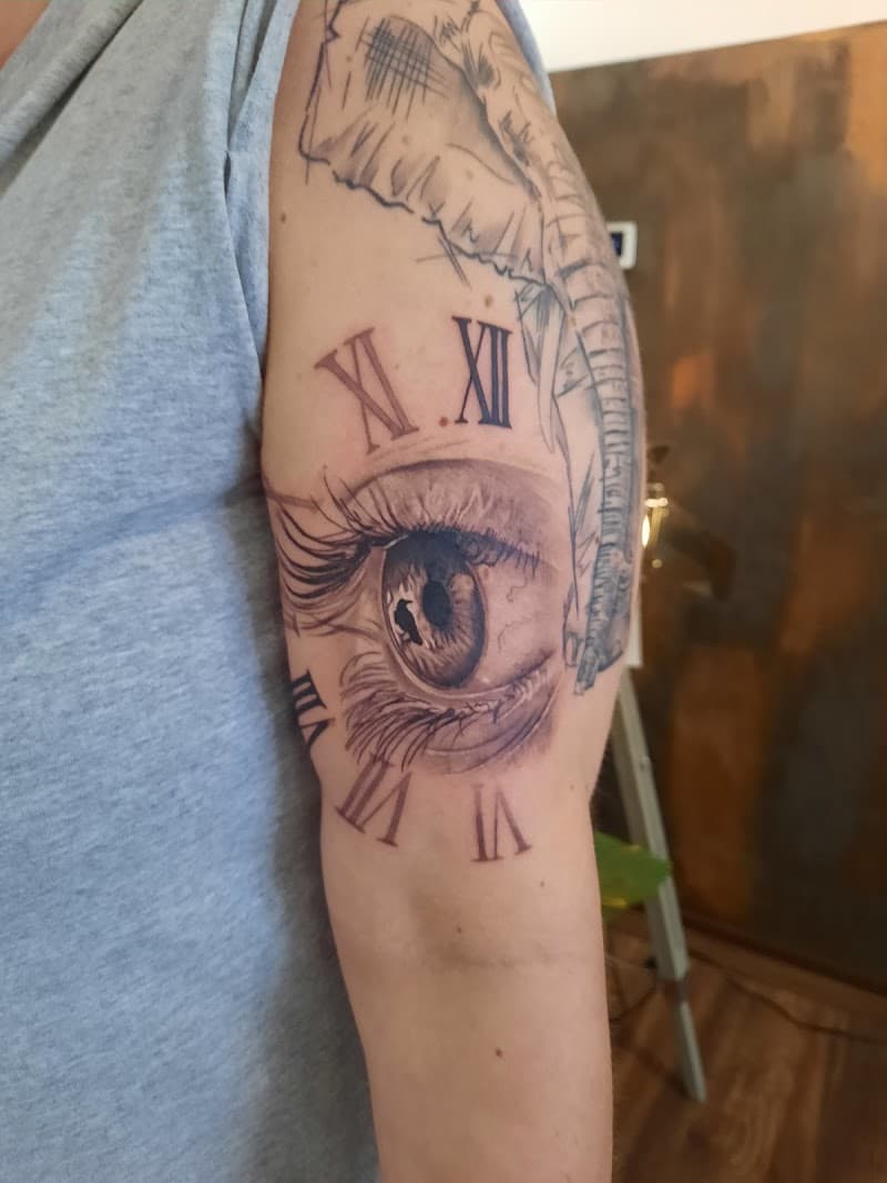 Realistisch oog met Romeinse cijfers en een olifant schets erboven.