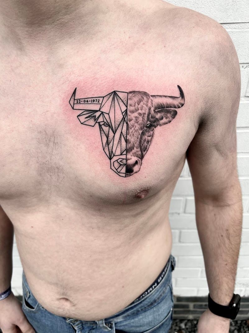 Half geometrische, half realistische stier op borst met datum.