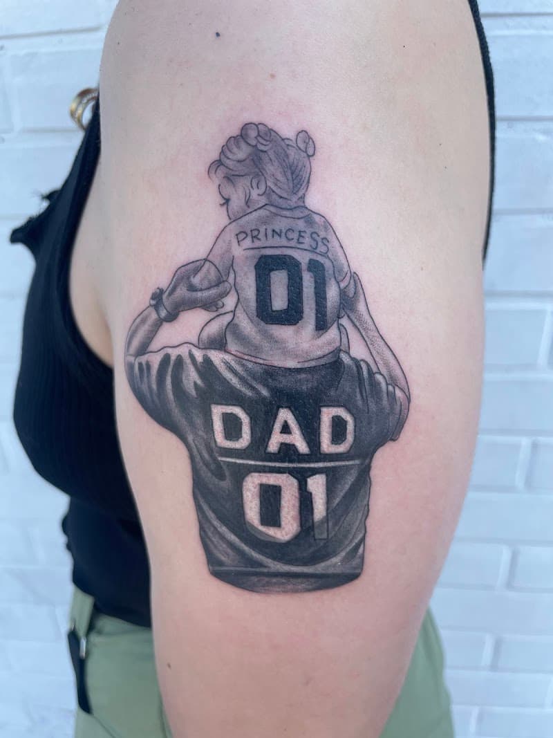 Vader met dochter op schouders, 'DAD 01' en 'PRINCESS 01' shirts.