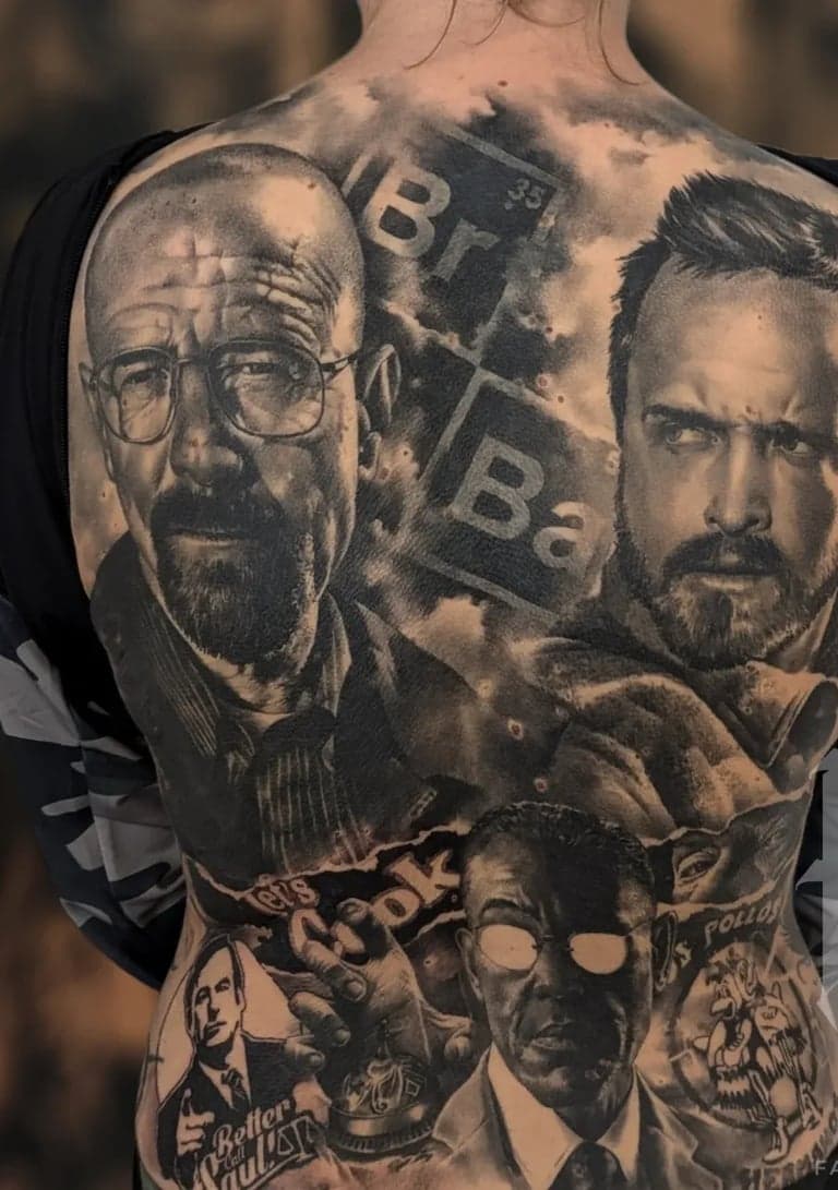 Grote Breaking Bad rugtattoo met portretten van Walter, Jesse, Saul en Gus.