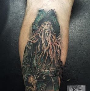 Realistische Davy Jones tattoo op onderbeen.