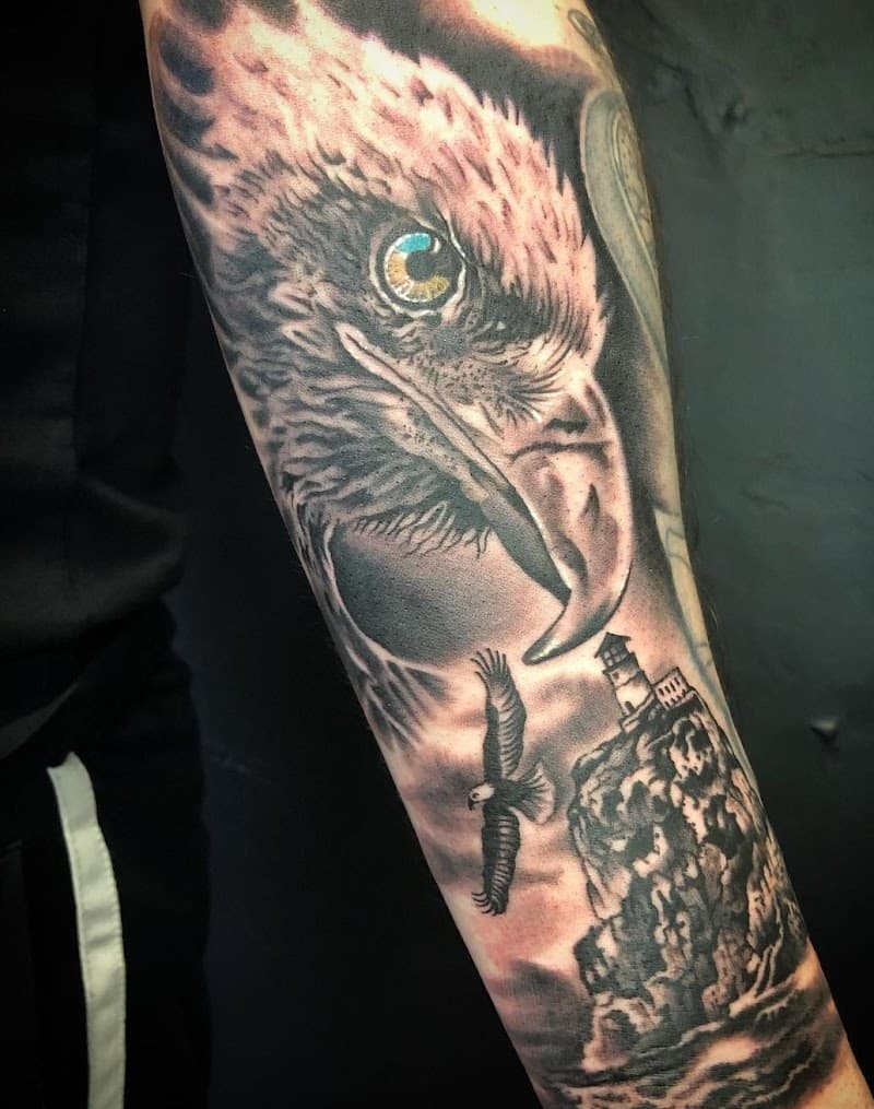 Realistische adelaar kop en vliegende adelaar bij vuurtoren op onderarm.