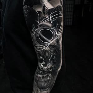 Blackwork sleeve met gezichten, geometrie en een figuur.
