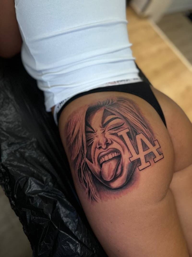 Realistisch portret van vrouw met tong uit en LA logo op bil.