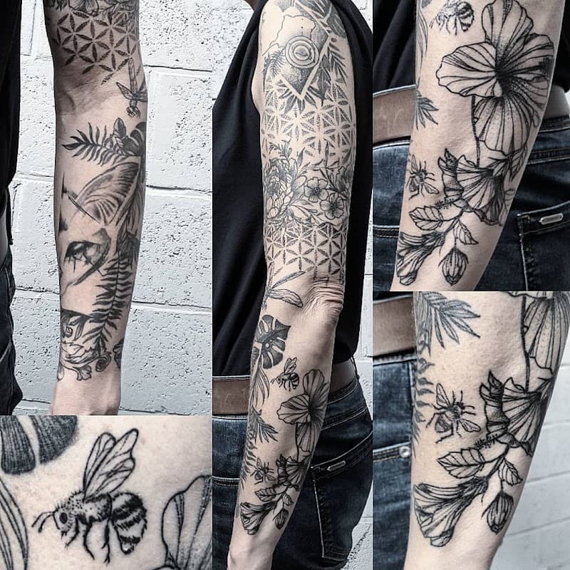 Zwart-wit sleeve met bloemen, bijen, geometrische patronen en een oog.