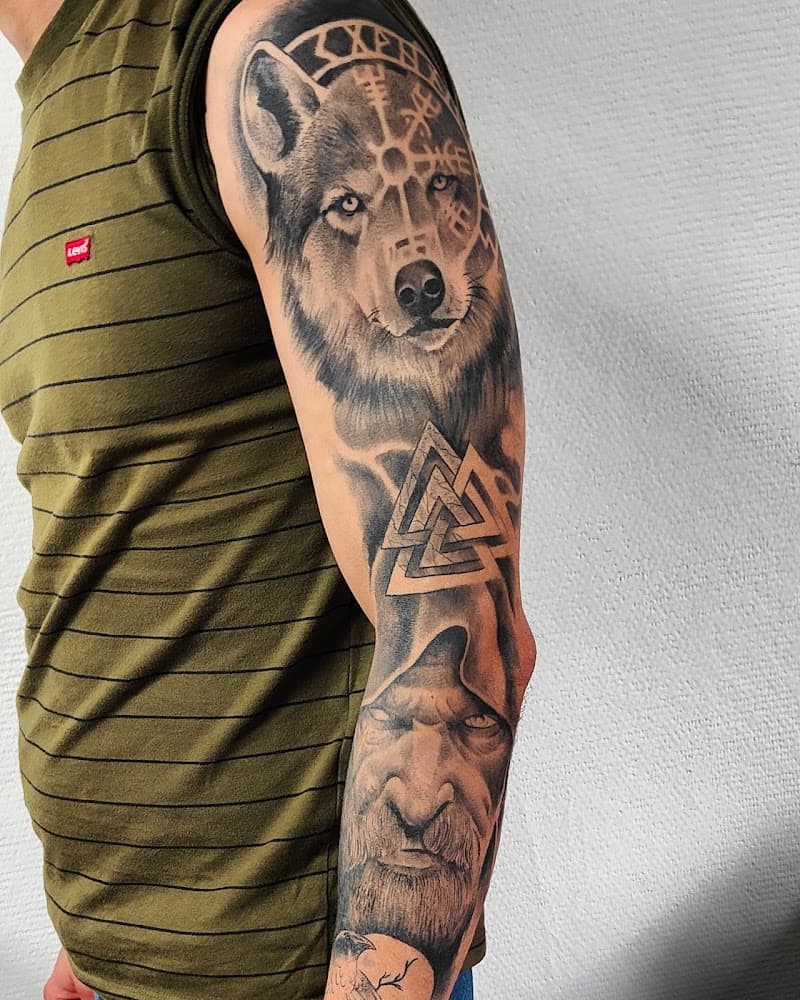 Realistische wolf, valknut en viking op bovenarm.