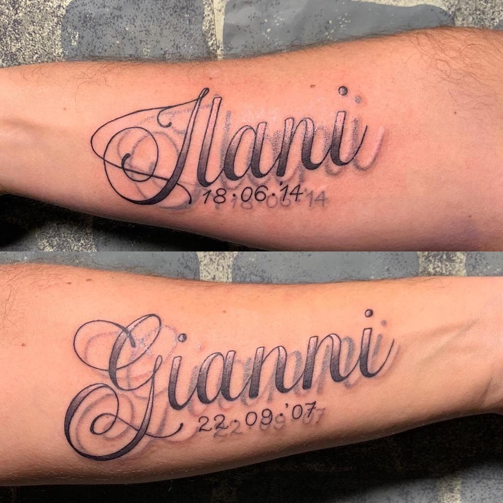 Twee namen 'Ilani' en 'Gianni' met geboortedata in sierlijk schrift op onderarmen.