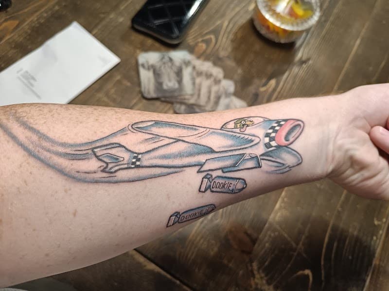 Cartoon vliegtuig dat 'Dookie' bommen laat vallen, Green Day referentie.