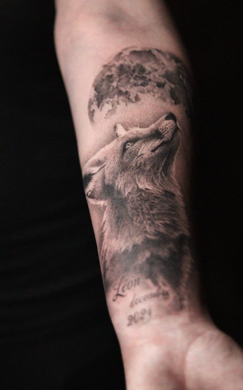 Realistische wolf die naar de maan huilt, met naam en datum.