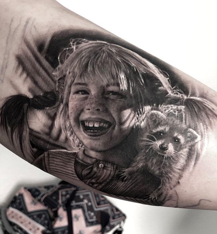 Realistisch portret van een lachend meisje met een wasbeer.