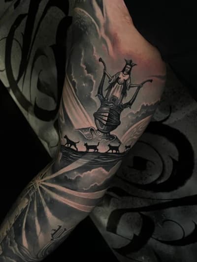 Blackwork tattoo van een vrouw in een kelk met katten en een nachtelijke lucht.