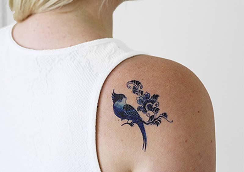 Blauwe vogel met Delfts blauw patroon op schouder.