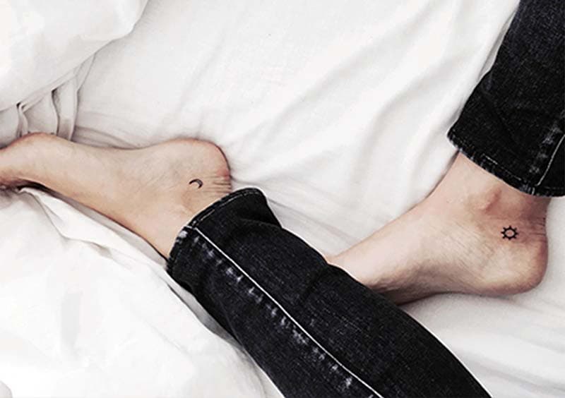 Kleine minimalistische zon en maan tattoos op enkels.