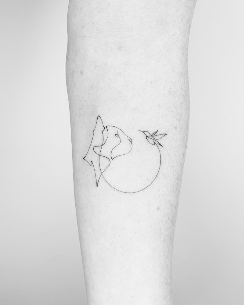 Fineline tattoo van een leeuw en kolibrie in één doorlopende lijn.