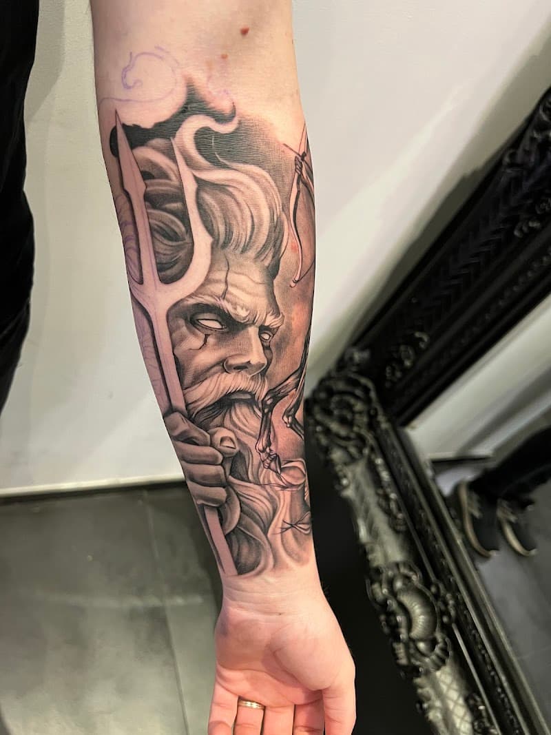 Realistische Poseidon met drietand op onderarm.