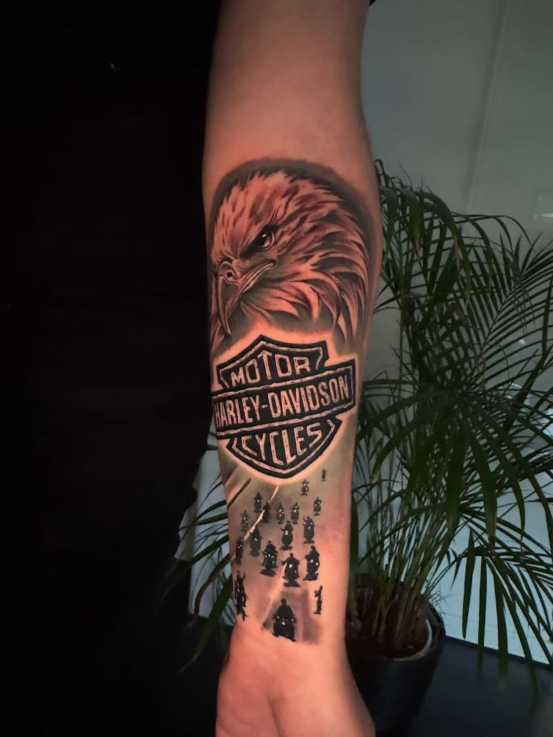 Harley-Davidson logo met adelaar en motorrijders op onderarm.