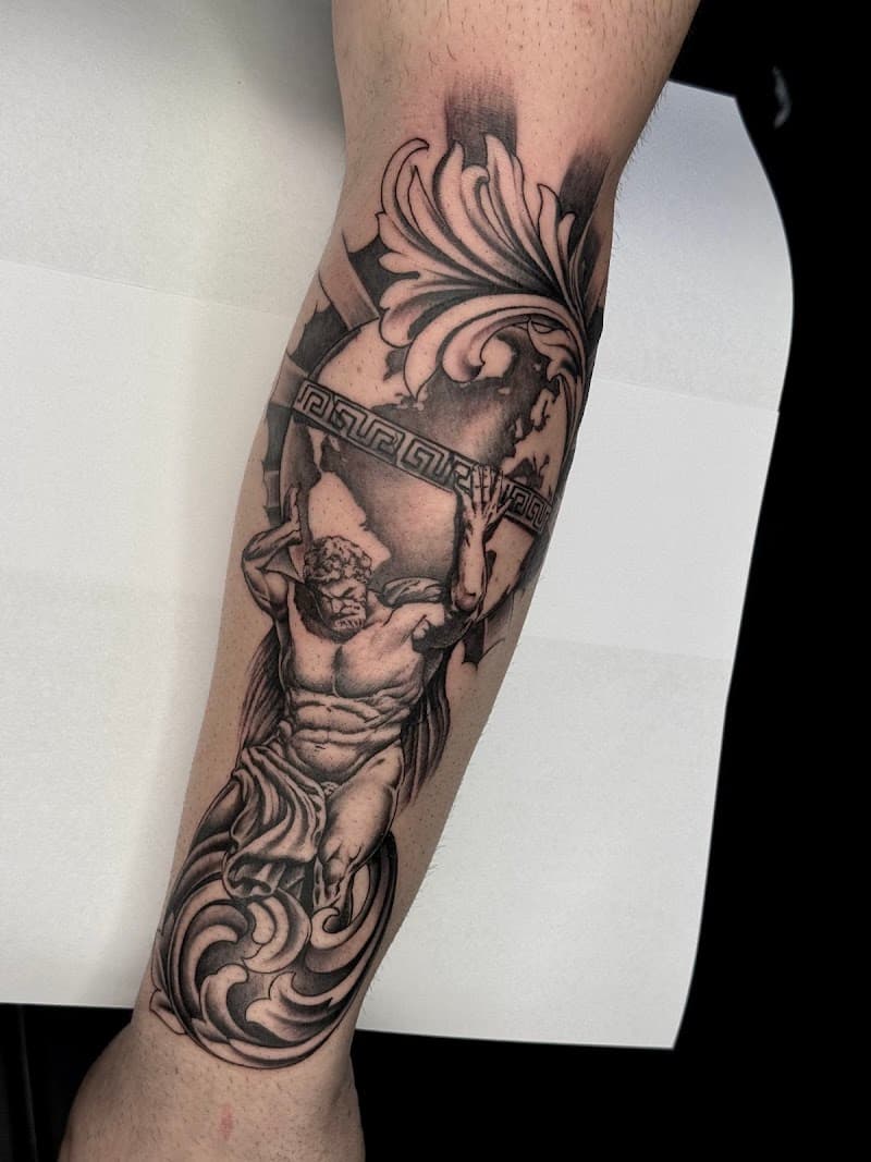 Blackwork tattoo van Atlas die de wereldbol draagt op het onderbeen.