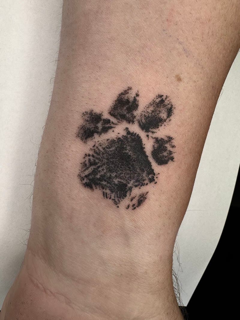 Realistische hondenpoot afdruk op enkel