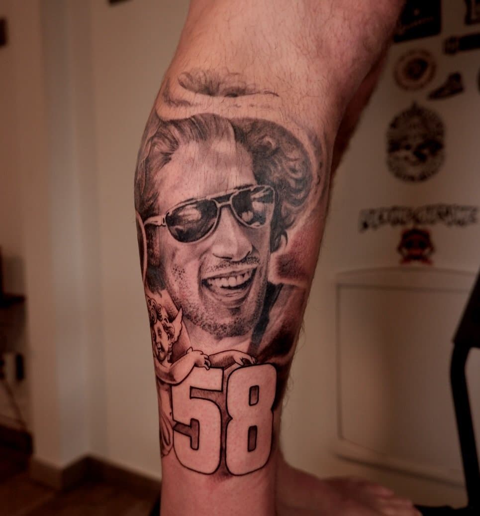 Realistisch portret van Marco Simoncelli met nummer 58 en cherubijn op onderbeen.