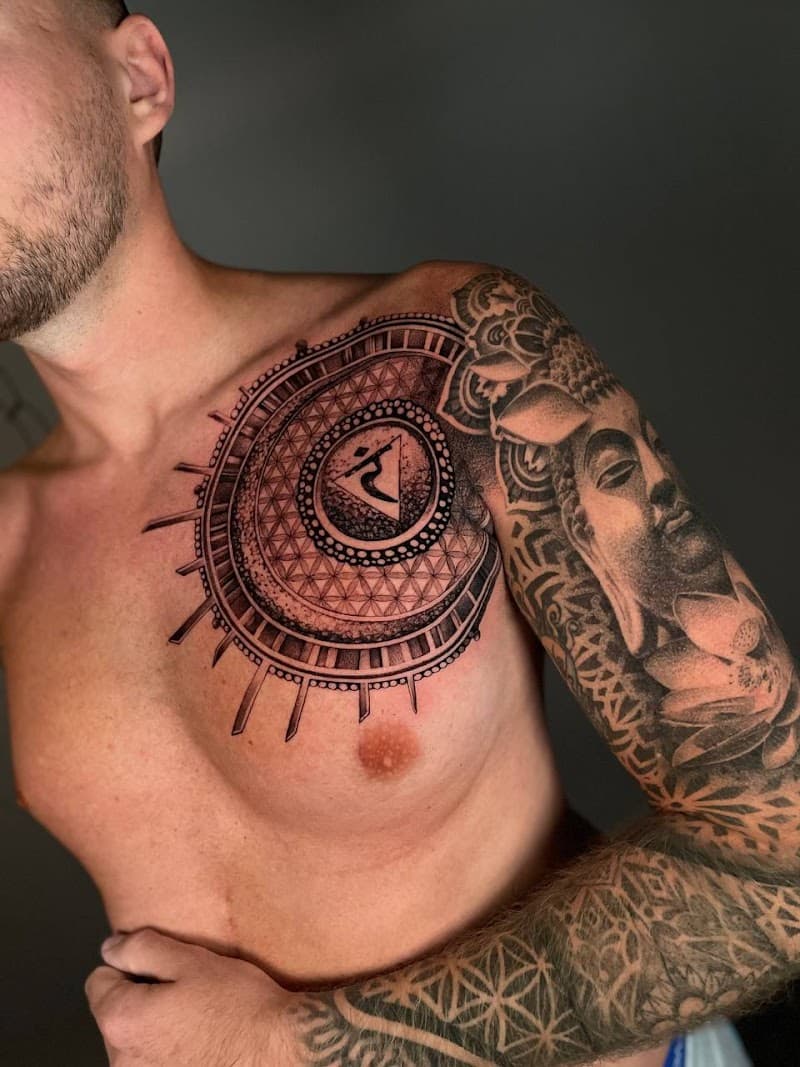 Grote geometrische mandala op borst en Boeddha sleeve.