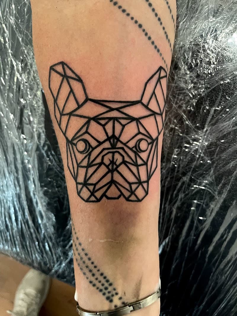 Geometrische Franse bulldog tattoo op onderarm.