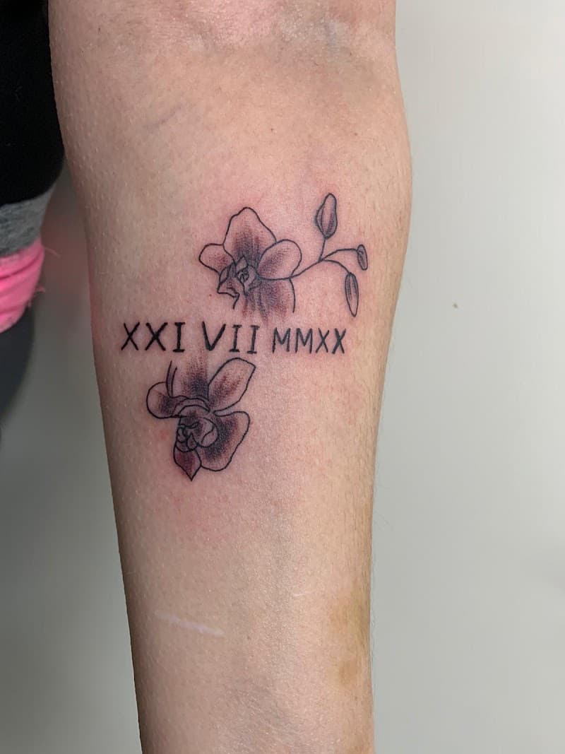 Fineline orchideeën met Romeinse cijfers op onderarm.