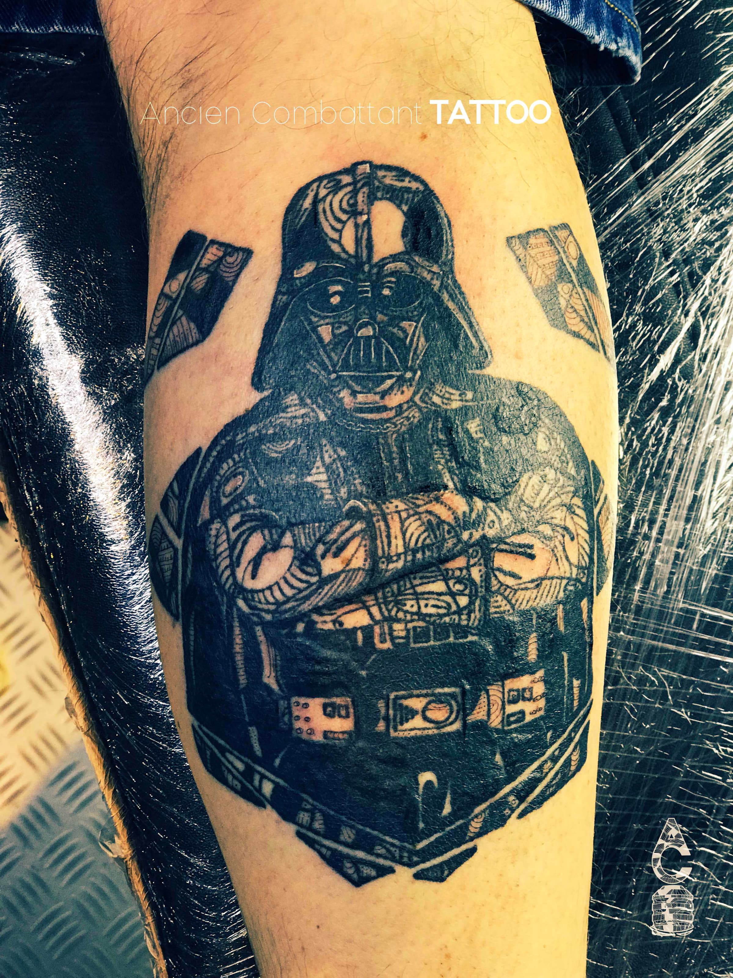 Zwart-wit Darth Vader tattoo met geometrische patronen op onderbeen.