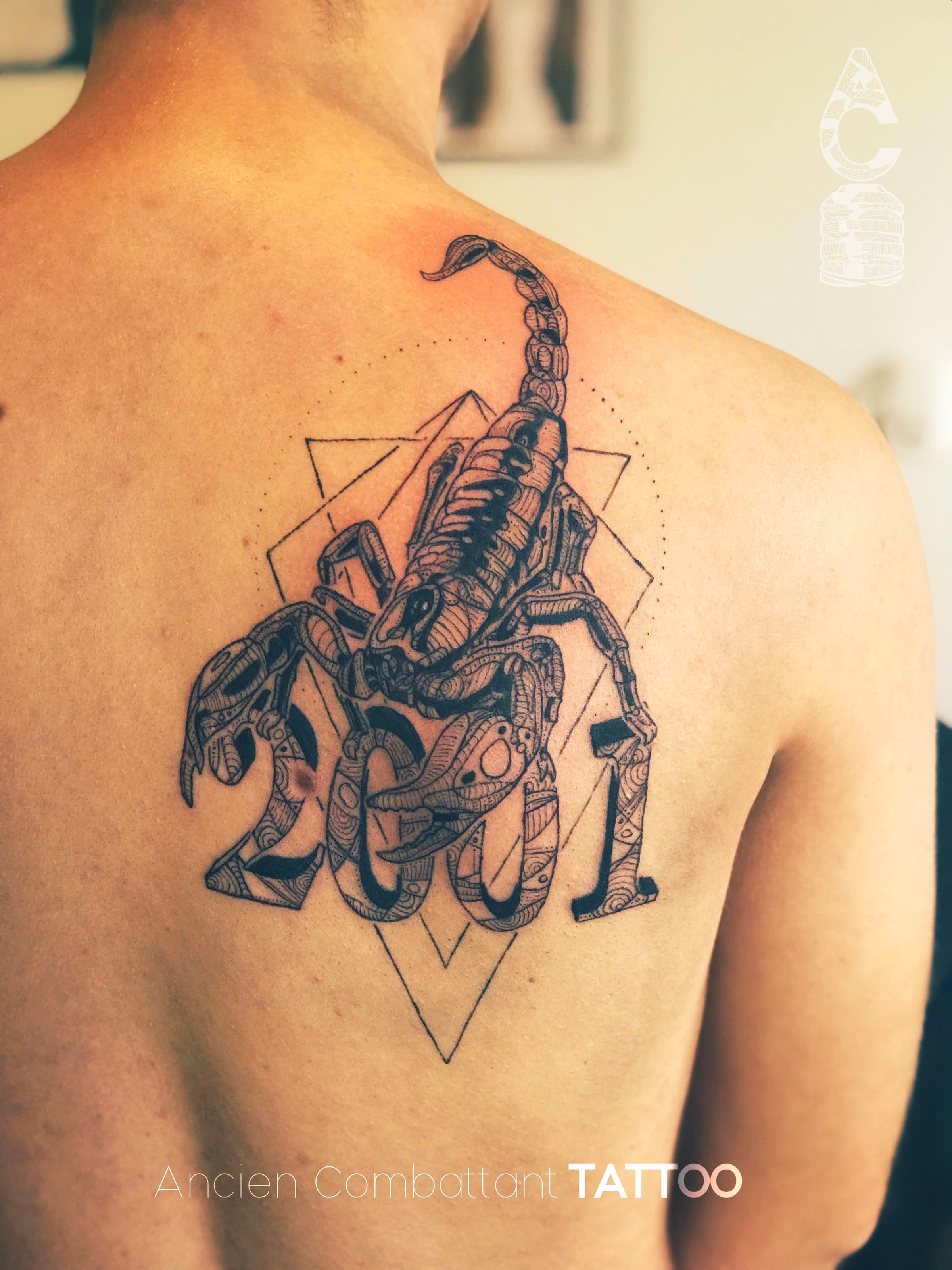 Schorpioen met geometrische patronen en jaartal 2001 op schouderblad.